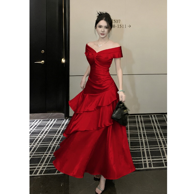 French-Style Red Off-The-Shoulder Christmas Satin Dress, Long Formal Dress That Reaches the Ankles, Ultra-Long Light Dress for Banquets