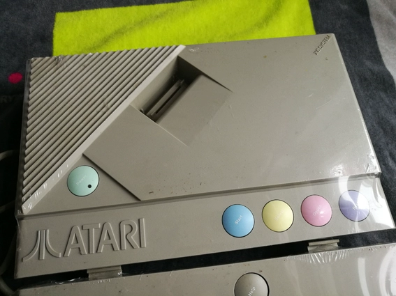 ATari Atari XEGS máy tính cũ PC Máy trò chơi cổ của Mỹ retro Thời trung cổ 70 sau 80 cảm xúc - Kiểm soát trò chơi tay chơi game