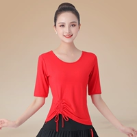 Красная футболка, круглый воротник, на шнурках