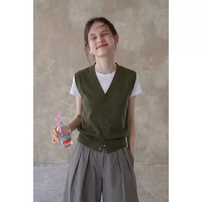 French Retro Green V-Neck Knitted Vest for Women, Spring & Fall Short Sweater Vest, Sleeveless High-End Top for Outer Wear