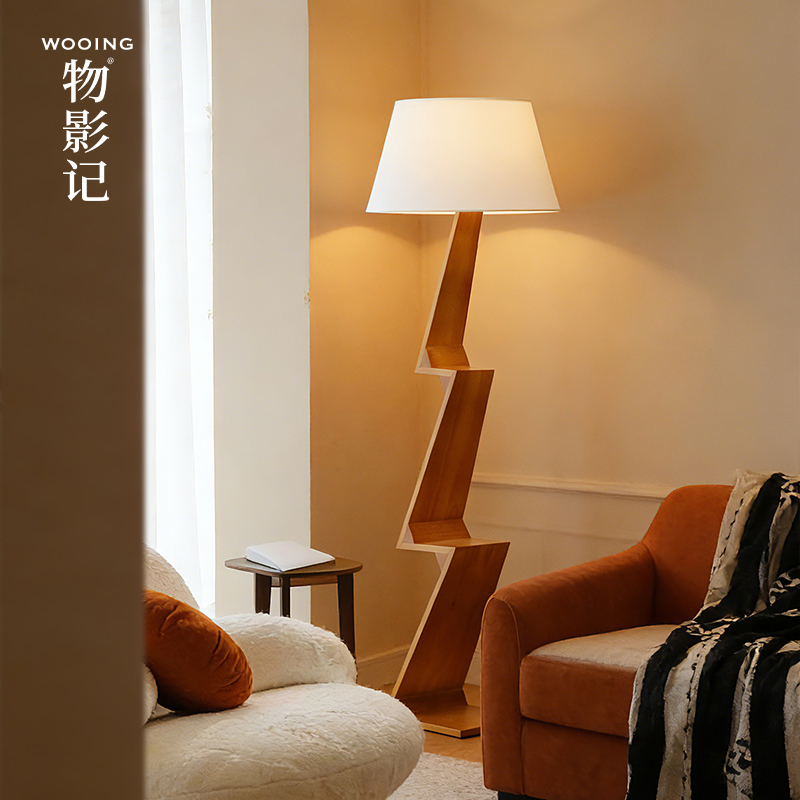 Vintage-Style Solid Wood Z-Shaped Floor Lamp with Retro Fabric, Suitable for Placing Next to the Sofa in the Living Room, Also Serves as a Shelf, and Can Be Used as a Charging Ambient Light in the Bedroom