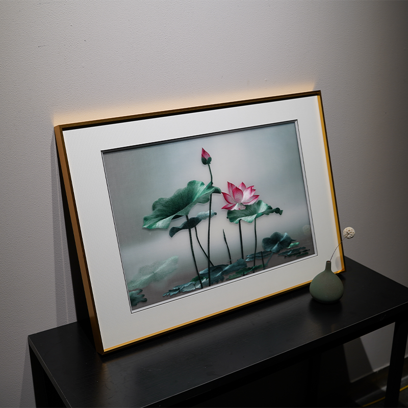 新中式刺绣挂画《貔貅》：客厅玄关的艺术守护神，如何挑选与搭配？