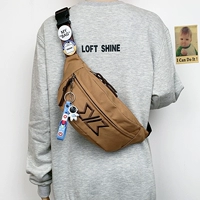 В комплект Camel входят два значка + космонавт.