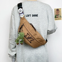 В комплект Camel входят два значка + динозавр.