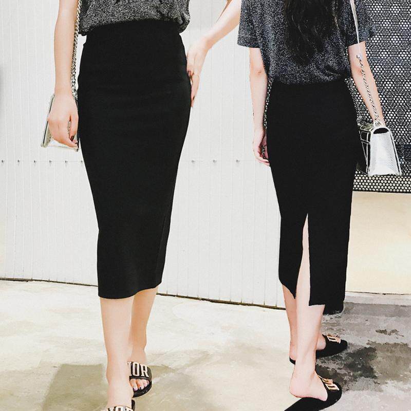 洗練された雰囲気の黒のペンシルスカート。2026年秋にぴったりのアイテムです。ミドル丈で、後ろにスリットが入っています。