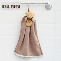 Вытрите руки маленьким медведем кофе