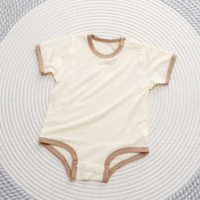 1 кусок молочной желтой пердежной одежды