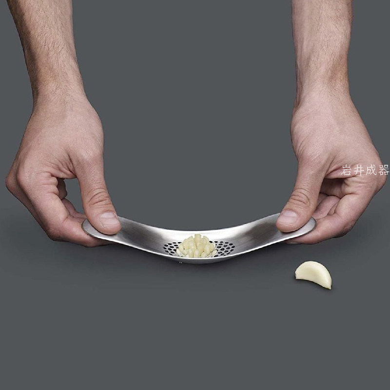 Iwai Chengqi Japanese-style export stainless steel garlic press manual garlic mash artifact arc mashing garlic mashing garlic mash