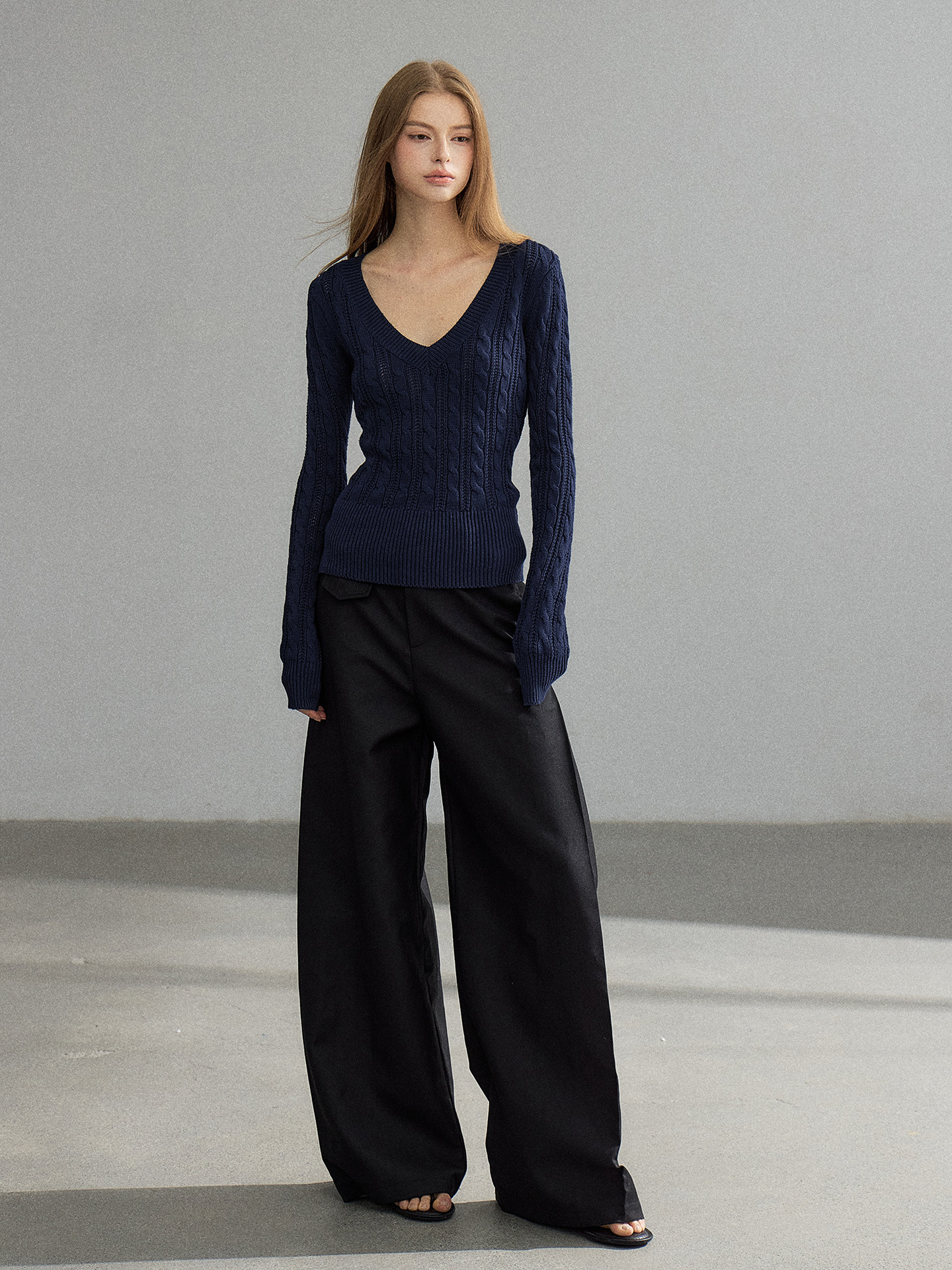 WITHMIN Slim Fit V-Neck Knit Sweater