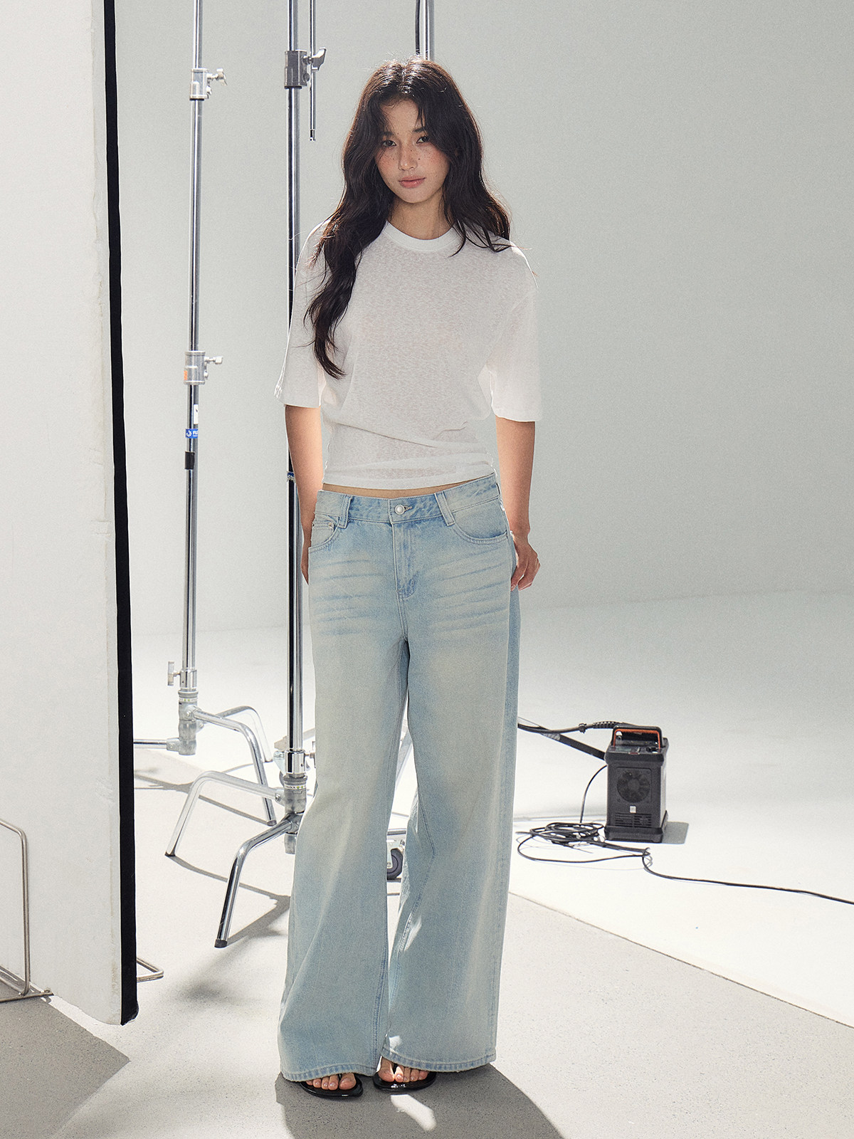 WITHMIN Low-Rise Wide-Leg Jeans