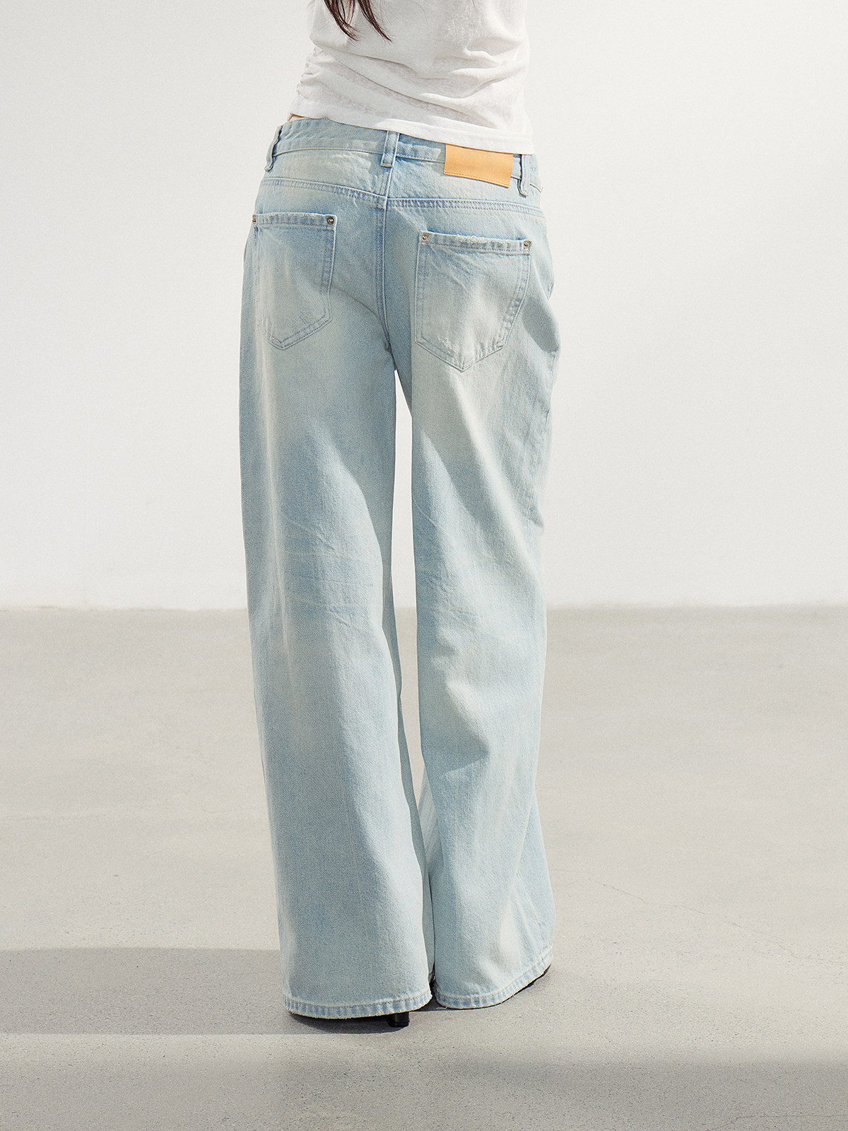 WITHMIN Low-Rise Wide-Leg Jeans