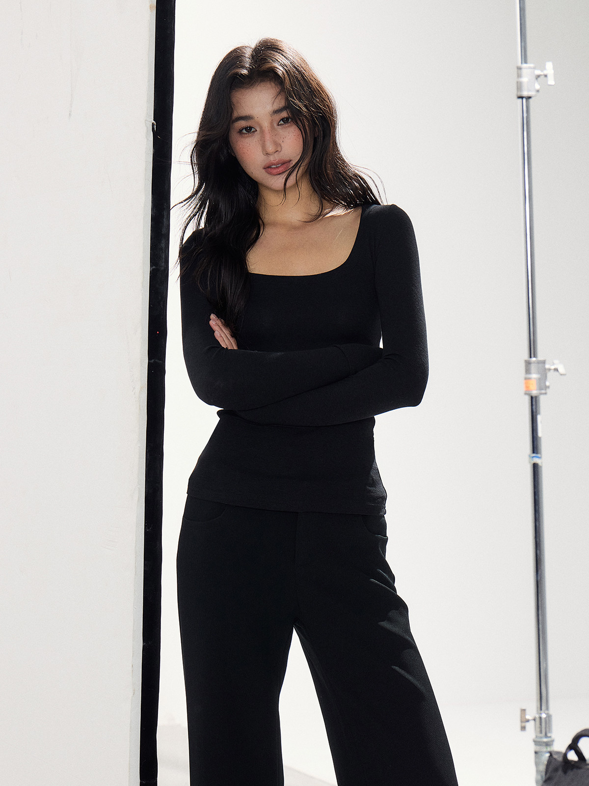 WITHMIN U-Neck Slim-Fit Tee