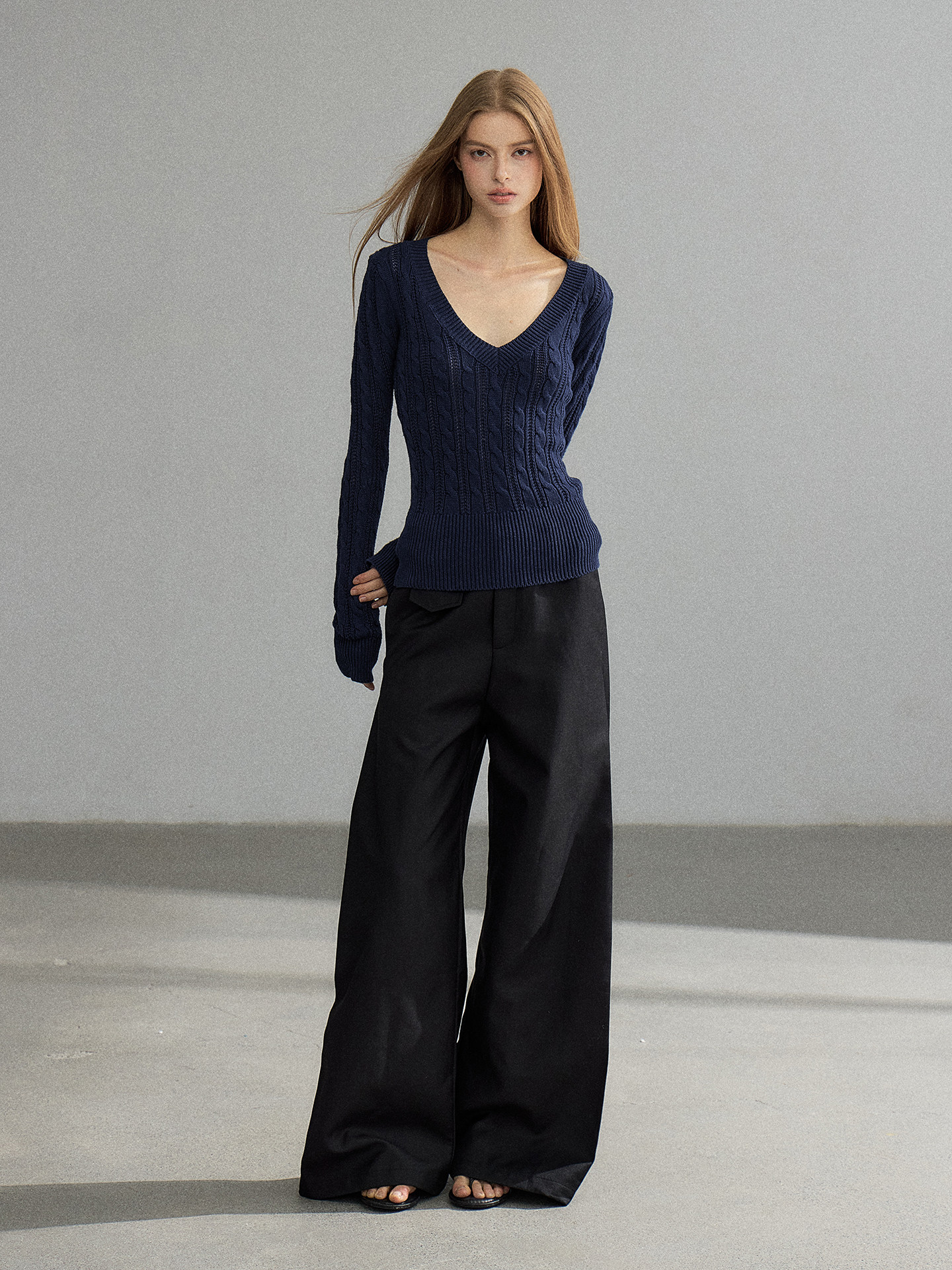 WITHMIN Slim Fit V-Neck Knit Sweater