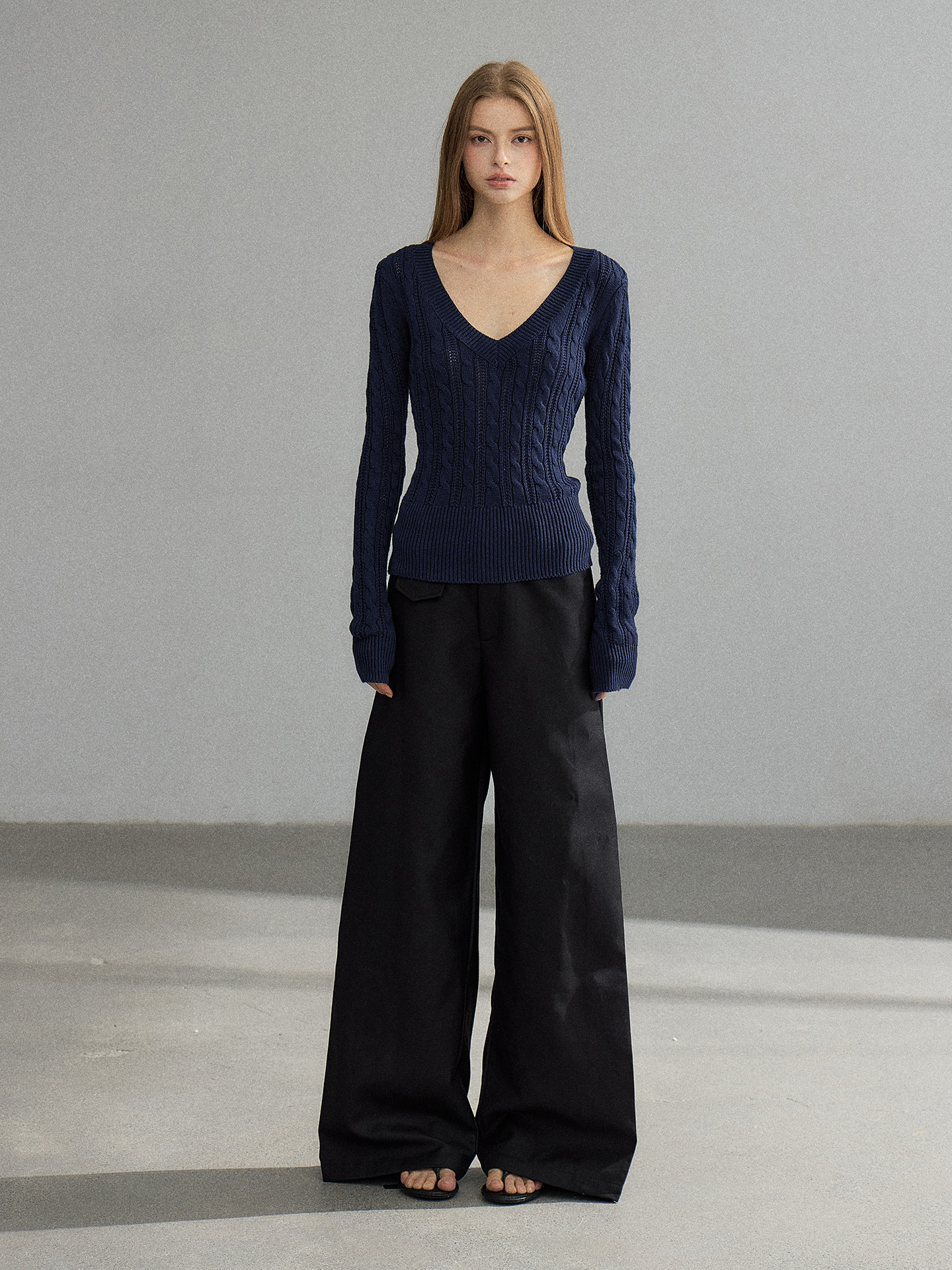 WITHMIN Slim Fit V-Neck Knit Sweater