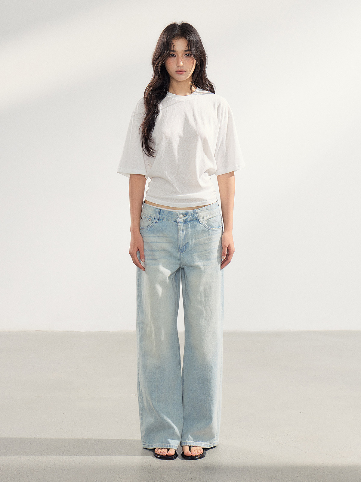 WITHMIN Low-Rise Wide-Leg Jeans