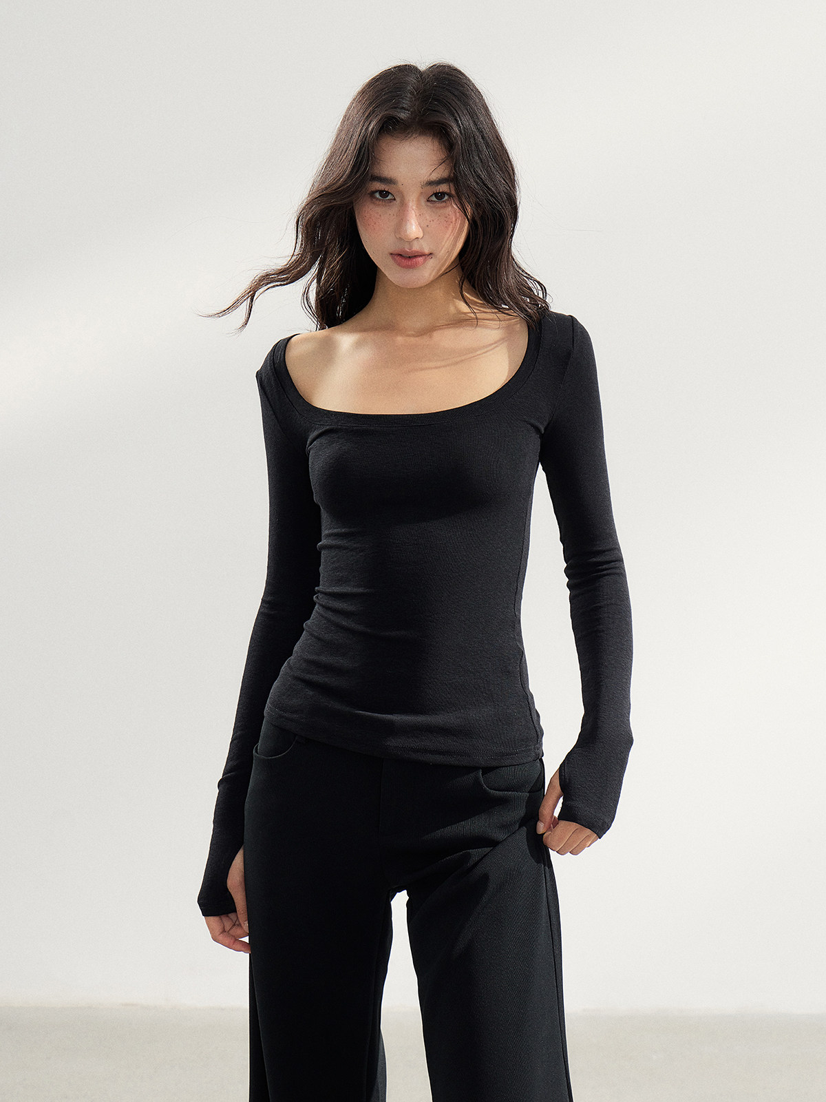 WITHMIN U-Neck Slim-Fit Tee