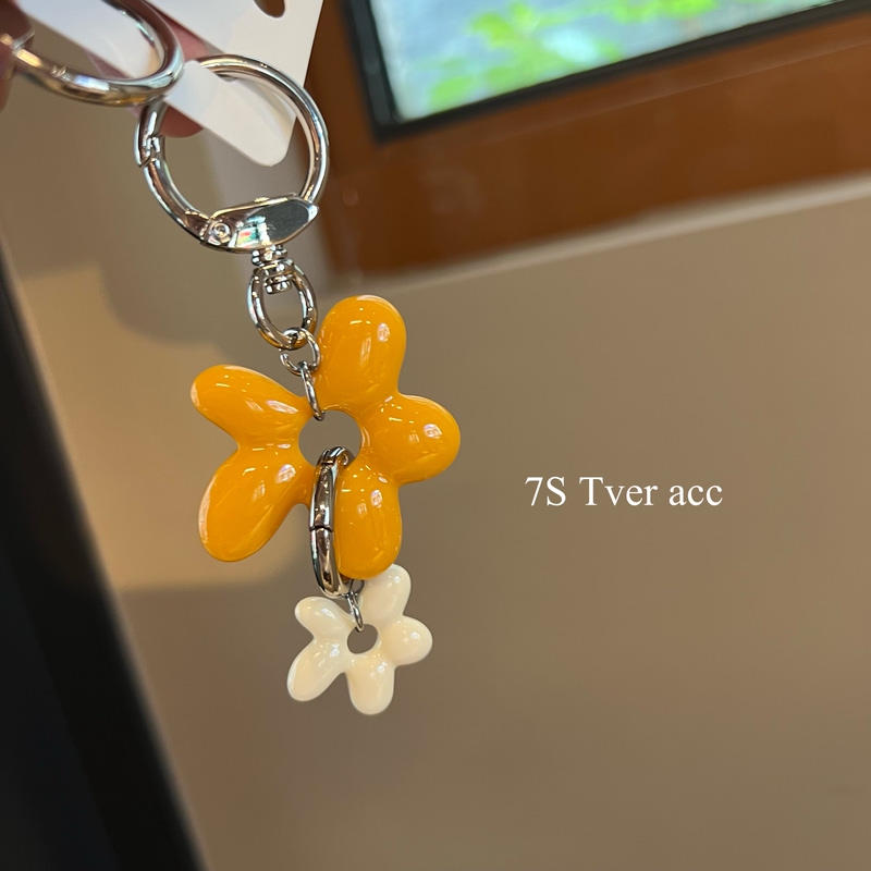 Now Tver Is Importing from Korea a Two-Tone Double-Button Flower Pendant Bag Charm Keychain Phone Chain Now Tver Is Importing from Korea a Two-Tone Double-Button Flower Pendant Bag Charm Keychain Phone Chain
