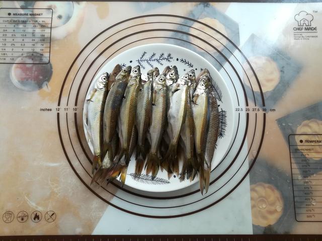 小鱼儿这么做,既是下酒菜,也是低脂零食