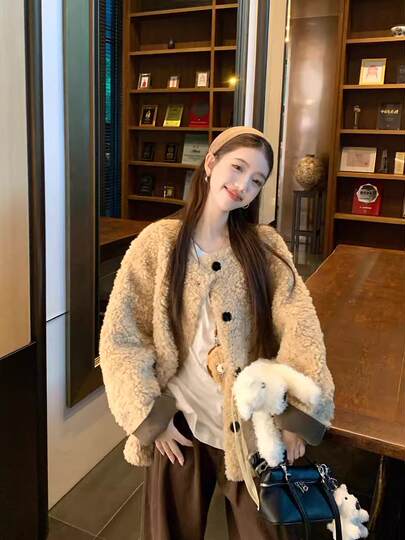 Lazy Style Loose Milk Tea-Colored Lamb Wool Coat for Women, Winter Korean Style Petite Fluffy Warm Top, Black