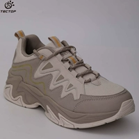 Мужская модель темно -бежевого/имбиря