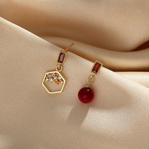 Paris designed Outleys guests to remove the cabinet to clear 18K gold asymmetric ear nails out of the accessories