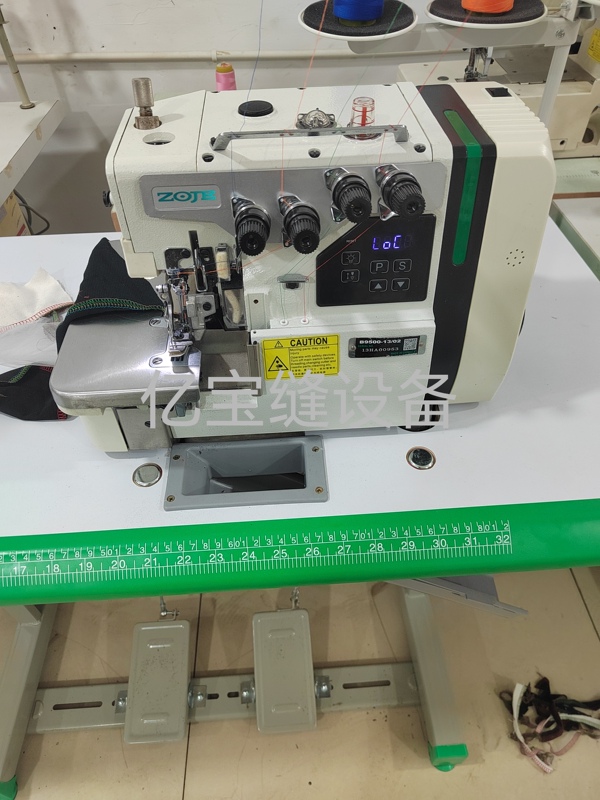 The Zhongjie B9500 Overlock Sewing Machine, a Hand-Operated Sewing Device, Is in a Condition That Is Approximately 80% New. The Zhongjie B9500 Overlock Sewing Machine, a Hand-Operated Sewing Device, Is in a Condition That Is Approximately 80% New.