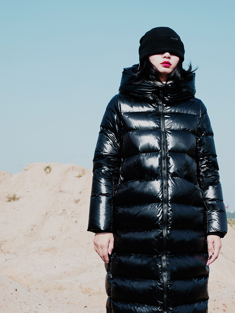 Feather 95% white duck down~thin cocoon type long version over the knee black glossy thickened down jacket female hooded