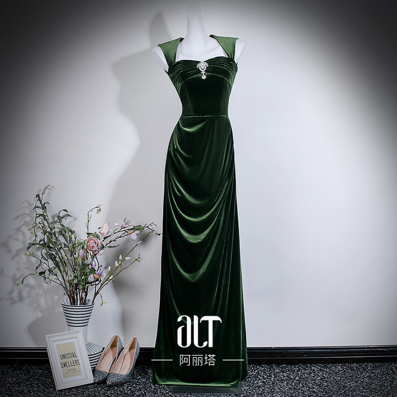 French-Style Vintage Green Velvet Long Dress for Women, High-End Niche Banquet Stage Host Conductor Music Performance Dress French-Style Vintage Green Velvet Long Dress for Women, High-End Niche Banquet Stage Host Conductor Music Performance Dress