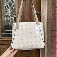 Новая белая карета среднего размера в месте Ханчжоу