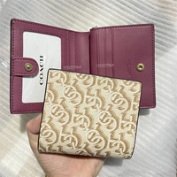 С пряжки белые собаки зубы