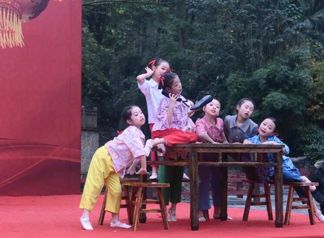 Trẻ em bị bỏ lại phía sau, em bé nông thôn, trang phục đồng quê, cha và mẹ xa, quần áo trẻ em di động, ấm áp trong đó thời trang be gái 10 tuổi