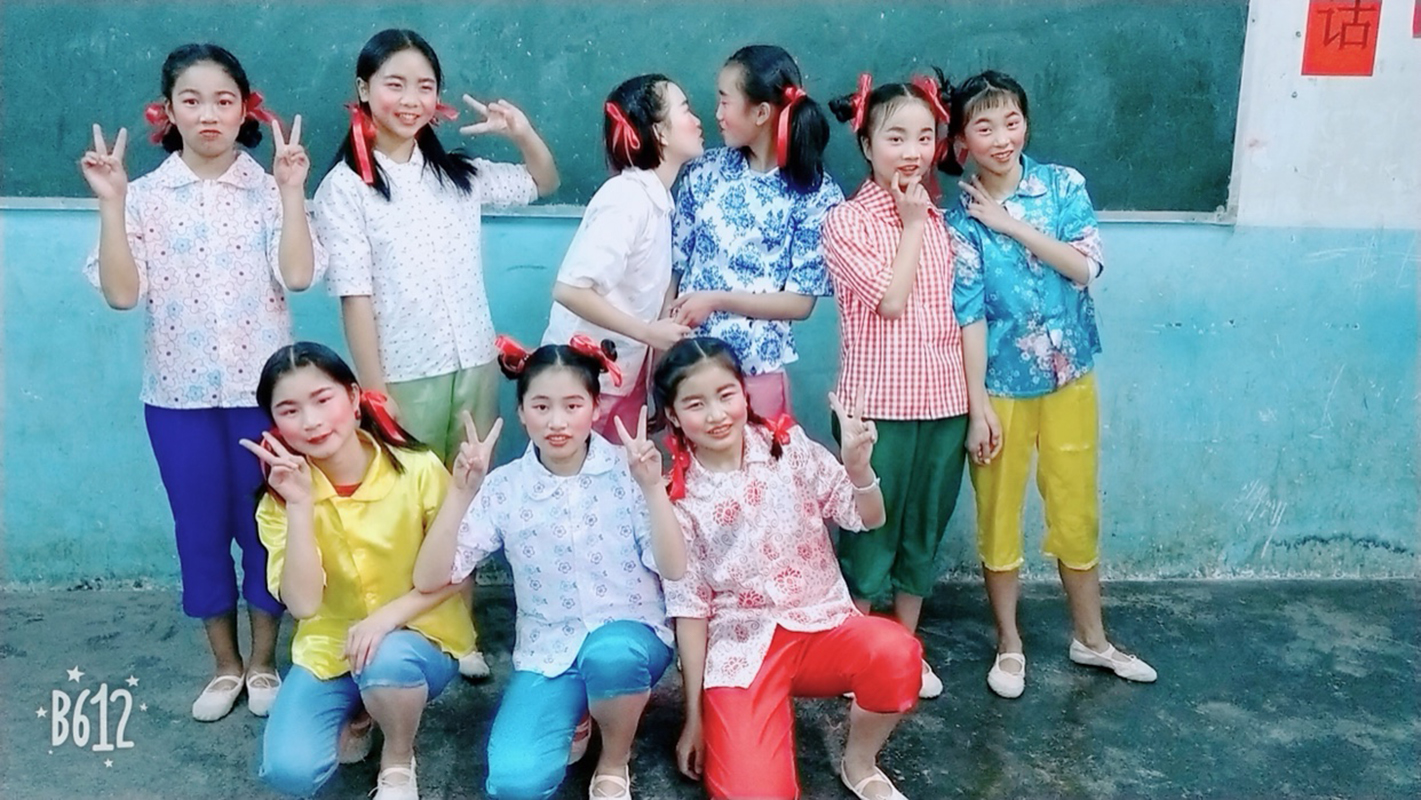 Trẻ em bị bỏ lại phía sau, em bé nông thôn, trang phục đồng quê, cha và mẹ xa, quần áo trẻ em di động, ấm áp trong đó thời trang be gái 10 tuổi