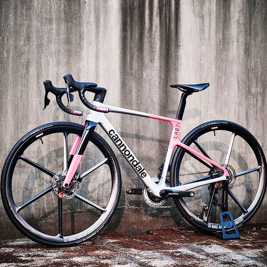 Полный ассортимент руля шоссейного велосипеда Taiwan GUEE с амортизирующим, нескользящим, дышащим, удобным и износостойким расширительным рулем.