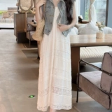 TikTok, синий джинсовый летний модный жилет, белое кружевное платье-комбинация, популярно в интернете, V-образный вырез