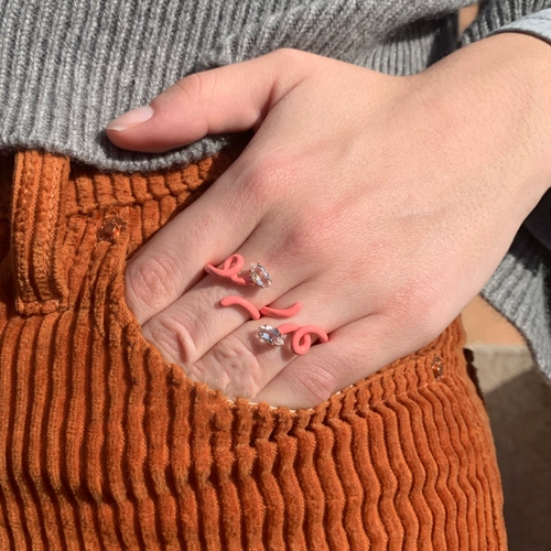 GQ Deng разрабатывает новое кольцо на указательном пальце 2024 года, украшенное бисером, сине-белое женское кольцо YLYL для ниши колец того же цвета.