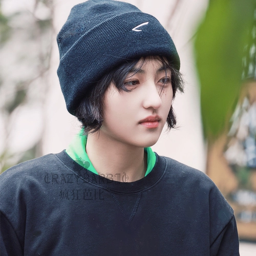 Демисезонная летняя вязаная шапка