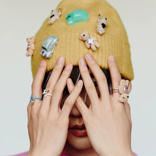 GQ Deng разрабатывает новое кольцо на указательном пальце 2024 года, украшенное бисером, сине-белое женское кольцо YLYL для ниши колец того же цвета.