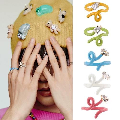 GQ Deng разрабатывает новое кольцо на указательном пальце 2024 года, украшенное бисером, сине-белое женское кольцо YLYL для ниши колец того же цвета.