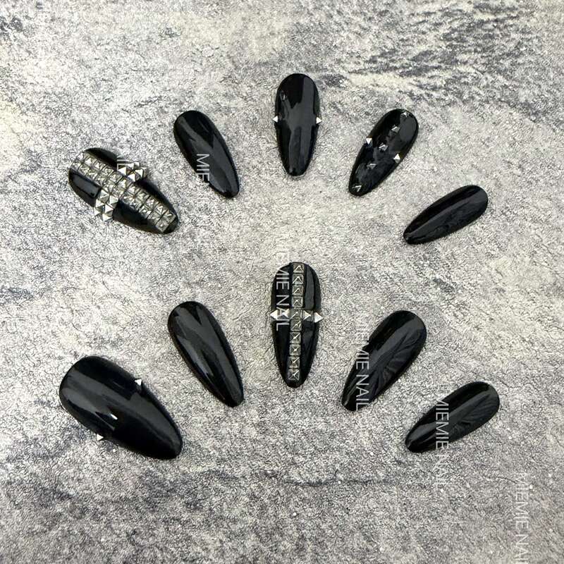 【Mie Mie】Purely Handmade Niche Black Almond-Shaped Nails 2025 Autumn and Winter New Dark Style Wearable Nails