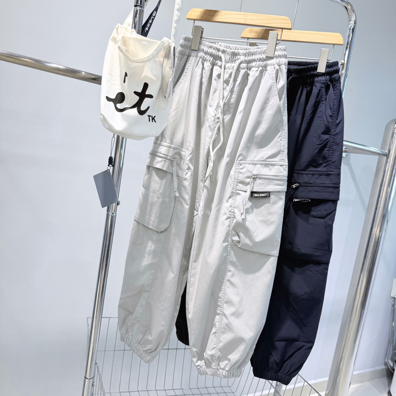 Korean Style Spring and Autumn Unisex Cargo Pants for Boys and Girls with Multiple Pockets, Drawstring Jogger Pants, Versatile Sports Trousers 7705 Korean Style Spring and Autumn Unisex Cargo Pants for Boys and Girls with Multiple Pockets, Drawstring Jogger Pants, Versatile Sports Trousers 7705