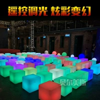 Продвижение светодиодного света -излучающий кубик на открытом воздухе квадратный стул