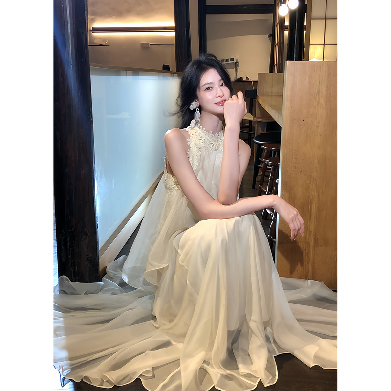 From a Moment of [Delicate Fragrance], a Halter-Neck Faux Two-Piece Dress for Women, with a Gentle and Fairy-Like Flow, Featuring a Large, Flowing Mesh Skirt