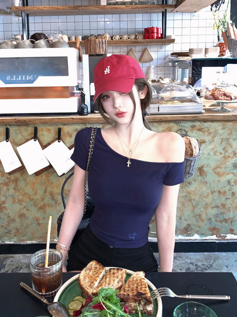 White Pure and Sexy Hot Girl Style One-Shoulder Short-Sleeved T-Shirt for Women, Summer Slim-Fit Sexy Top with Chest Pads, Short Asymmetrical Shoulder Top