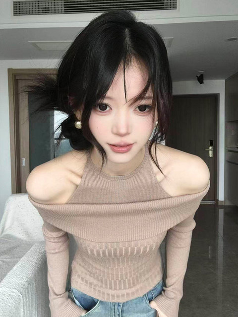 Fake Two-Piece Off-Shoulder Long-Sleeve Knit Sweater for Women, Super Stylish and Gentle Style, Slim Fit, Khaki Color, Autumn and Winter