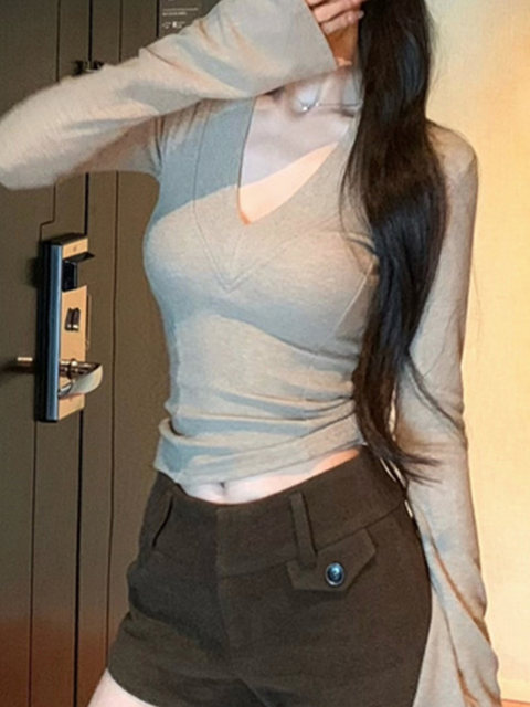 American-Style Spicy Girl V-Neck Tight-Fitting Base Shirt for Women, Autumn and Winter 2025 New Sexy Regular Shoulder Long-Sleeve Slimming Top