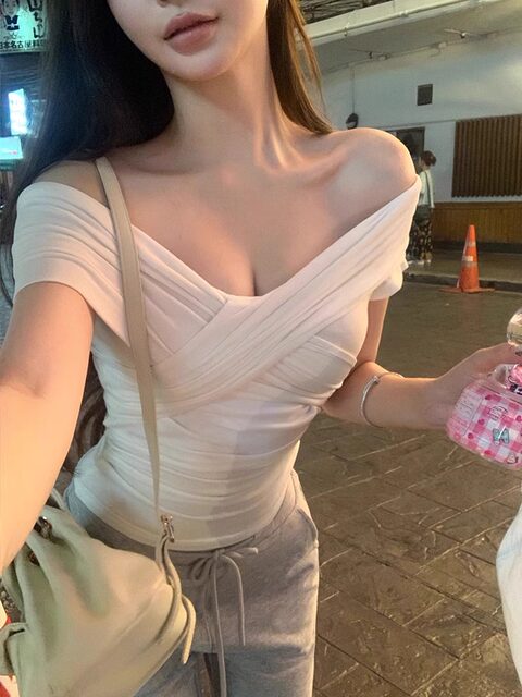 Atmospheric Cross V-Neck One-Shoulder T-Shirt for Women, Spring and Summer Design, Super Beautiful and Stunning, Can Be Worn Alone, Sexy Off-Shoulder Top