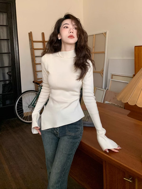 White Half-High Collar Knitted Base Shirt for Women, Suitable for Spring, Autumn, and Winter, Super Stylish with Irregular Hem, Slit, and Ruched Design