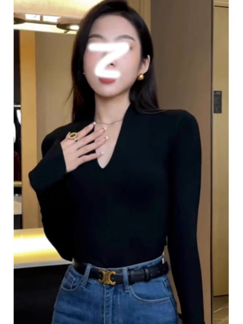 Super Popular Bell-Sleeve V-Neck Slim-Fit Base Shirt for Women, Autumn and Winter Design, Niche Style, Slimming, Regular Shoulder, Age-Reducing Long-Sleeve Top