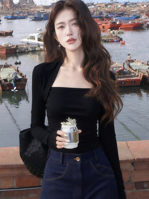 Black Square-Neck Long-Sleeved Bottoming Shirt for Women in Autumn and Winter with a Hepburn-Style Design, Tight-Fitting, Slimming, Simple Inner Wear, French-Style Top