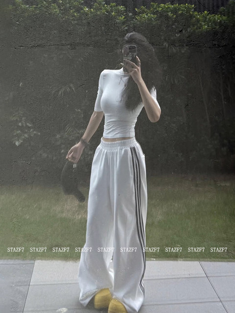 Trendy and Sexy Short-Sleeve T-Shirt for Women, Autumn Design, Unique Style, Slim Fit, Half-High Collar, Regular Shoulder Top